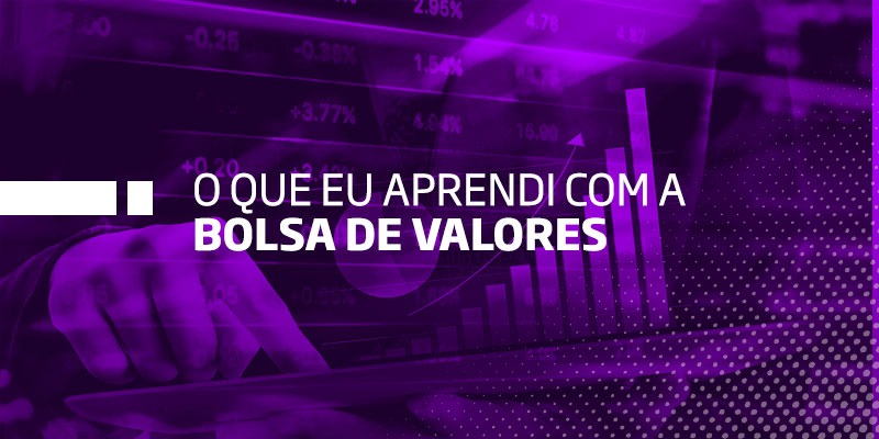 Na bolsa de valores eu aprendi que, quando todo o mundo está eufórico, é preciso ter cautela. E que, quando todo o mundo está desesperado na escuridão, está na hora de erguer a cabeça, farejar o ar e perceber que o sol está se levantando. Aprendi que tem muita gente que balança nota de corretagem com cifras enormes na frente da câmera. Mas que, escondida na outra mão, tem uma nota de corretagem com um prejuízo no mesmo valor. O sujeito operou comprado e vendido ao mesmo tempo para exibir a operação que desse certo, impressionar a plateia e conseguir alunos para seu curso. Aprendi que tem muita gente que diz que todas as metodologias são boas e o que vale é a fortaleza psicológica do trader. Mas aprendi também que isso é uma bela mentira. Acho que meu principal aprendizado é que, se a metodologia é boa, tanto menos precisaremos lidar com nosso emocional. Ou com fortalezas ou fraquezas psicológicas. Isso é uma bela de uma história para boi dormir. Ou para manter um acordo de cavalheiros entre os ensinantes de análise técnica. Na bolsa de valores, eu aprendi que cada um lida com seu próprio problema, mas que os big players têm os seus próprios problemas e eles são basicamente relacionados a liquidez. E que, para resolvê-los, usam programas que fazem milhares de operações a cada nanossegundos, os HFT. E, entre outras práticas, emitem ordens de compra e venda que jamais serão executadas, o spoofing, a fim de enganar os outros players. Ou, então, disfarçam ordens enormes, que deslocariam demais o preço, em milhares de ordens pequenas, que dificilmente serão percebidas. E mais: aprendi que mesmo com tudo isso que eles fazem, não estão tramando contra mim. Nós, pequenos traders, somos meras formigas numa batalha de gigantescos gladiadores: eles nem reparam quando nos pisam. Sim, não somos tão importantes. Mas isso não me afeta, não tenho distúrbios de grandeza. Está tudo bem, desde que eu saiba como tirar a minha parte do mercado, para viver, para aprender e para crescer com dignidade e inteligência. Nessa guerra titânica, não quero estar no lugar errado, na hora errada, debaixo de uma sola. Quero estar na hora certa, no lugar certo, no ponto de trade location, na zona de alta probabilidade de acerto. E, com isso, aprendi que é bom entender o que esses gigantes estão fazendo, porque são eles que deslocam o preço para cima e para baixo. Porém, eu aprendi também que eles são gigantes, mas sabem se esconder de quem não conhece suas pegadas disfarçadas. Sabem se ocultar de quem não tem como ler os seus sinais. Pra essa guerra invisível, de preços que sobem e descem, não posso ir só com um canivete. Tenho que ir com um arsenal. O meu arsenal é o Raio X Preditivo. Tenho conceitos, tenho ferramentas, tenho a leitura. Aprendi que o combustível que move o mercado é o fluxo gerado por esses titãs. Aprendi a fugir de suas armadilhas e, se cair em uma delas, aprendi como sair no exato instante para transformar prejuízo em lucro. Sem medo ou hesitação. Na bolsa de valores, aprendi que é possível vencer. É possível estar num exército de traders vencedores. Basta ter as armas certas. Raio X Preditivo, mais que um método, uma nova visão.