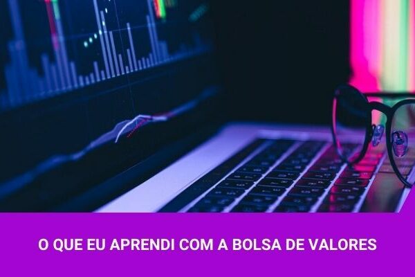 Na bolsa de valores eu aprendi que, quando todo o mundo está eufórico, é preciso ter cautela. E que, quando todo o mundo está desesperado na escuridão, está na hora de erguer a cabeça, farejar o ar e perceber que o sol está se levantando. Aprendi que tem muita gente que balança nota de corretagem com cifras enormes na frente da câmera. Mas que, escondida na outra mão, tem uma nota de corretagem com um prejuízo no mesmo valor. O sujeito operou comprado e vendido ao mesmo tempo para exibir a operação que desse certo, impressionar a plateia e conseguir alunos para seu curso. Aprendi que tem muita gente que diz que todas as metodologias são boas e o que vale é a fortaleza psicológica do trader. Mas aprendi também que isso é uma bela mentira. Acho que meu principal aprendizado é que, se a metodologia é boa, tanto menos precisaremos lidar com nosso emocional. Ou com fortalezas ou fraquezas psicológicas. Isso é uma bela de uma história para boi dormir. Ou para manter um acordo de cavalheiros entre os ensinantes de análise técnica. Na bolsa de valores, eu aprendi que cada um lida com seu próprio problema, mas que os big players têm os seus próprios problemas e eles são basicamente relacionados a liquidez. E que, para resolvê-los, usam programas que fazem milhares de operações a cada nanossegundos, os HFT. E, entre outras práticas, emitem ordens de compra e venda que jamais serão executadas, o spoofing, a fim de enganar os outros players. Ou, então, disfarçam ordens enormes, que deslocariam demais o preço, em milhares de ordens pequenas, que dificilmente serão percebidas. E mais: aprendi que mesmo com tudo isso que eles fazem, não estão tramando contra mim. Nós, pequenos traders, somos meras formigas numa batalha de gigantescos gladiadores: eles nem reparam quando nos pisam. Sim, não somos tão importantes. Mas isso não me afeta, não tenho distúrbios de grandeza. Está tudo bem, desde que eu saiba como tirar a minha parte do mercado, para viver, para aprender e para crescer com dignidade e inteligência. Nessa guerra titânica, não quero estar no lugar errado, na hora errada, debaixo de uma sola. Quero estar na hora certa, no lugar certo, no ponto de trade location, na zona de alta probabilidade de acerto. E, com isso, aprendi que é bom entender o que esses gigantes estão fazendo, porque são eles que deslocam o preço para cima e para baixo. Porém, eu aprendi também que eles são gigantes, mas sabem se esconder de quem não conhece suas pegadas disfarçadas. Sabem se ocultar de quem não tem como ler os seus sinais. Pra essa guerra invisível, de preços que sobem e descem, não posso ir só com um canivete. Tenho que ir com um arsenal. O meu arsenal é o Raio X Preditivo. Tenho conceitos, tenho ferramentas, tenho a leitura. Aprendi que o combustível que move o mercado é o fluxo gerado por esses titãs. Aprendi a fugir de suas armadilhas e, se cair em uma delas, aprendi como sair no exato instante para transformar prejuízo em lucro. Sem medo ou hesitação. Na bolsa de valores, aprendi que é possível vencer. É possível estar num exército de traders vencedores. Basta ter as armas certas. Raio X Preditivo, mais que um método, uma nova visão.