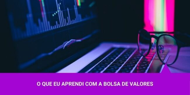 O que eu aprendi com a Bolsa de Valores – Os Melhores Investimentos Na bolsa de valores eu aprendi que, quando todo o mundo está eufórico, é preciso ter cautela. E que, quando todo o mundo está desesperado na escuridão, está na hora de erguer a cabeça, farejar o ar e perceber que o sol está se levantando. Aprendi que tem muita gente que balança nota de corretagem com cifras enormes na frente da câmera. Mas que, escondida na outra mão, tem uma nota de corretagem com um prejuízo no mesmo valor. O sujeito operou comprado e vendido ao mesmo tempo para exibir a operação que desse certo, impressionar a plateia e conseguir alunos para seu curso. Aprendi que tem muita gente que diz que todas as metodologias são boas e o que vale é a fortaleza psicológica do trader. Mas aprendi também que isso é uma bela mentira. Acho que meu principal aprendizado é que, se a metodologia é boa, tanto menos precisaremos lidar com nosso emocional. Ou com fortalezas ou fraquezas psicológicas. Isso é uma bela de uma história para boi dormir. Ou para manter um acordo de cavalheiros entre os ensinantes de análise técnica. Na bolsa de valores, eu aprendi que cada um lida com seu próprio problema, mas que os big players têm os seus próprios problemas e eles são basicamente relacionados a liquidez. E que, para resolvê-los, usam programas que fazem milhares de operações a cada nanossegundos, os HFT. E, entre outras práticas, emitem ordens de compra e venda que jamais serão executadas, o spoofing, a fim de enganar os outros players. Ou, então, disfarçam ordens enormes, que deslocariam demais o preço, em milhares de ordens pequenas, que dificilmente serão percebidas. E mais: aprendi que mesmo com tudo isso que eles fazem, não estão tramando contra mim. Nós, pequenos traders, somos meras formigas numa batalha de gigantescos gladiadores: eles nem reparam quando nos pisam. Sim, não somos tão importantes. Mas isso não me afeta, não tenho distúrbios de grandeza. Está tudo bem, desde que eu saiba como tirar a minha parte do mercado, para viver, para aprender e para crescer com dignidade e inteligência. Nessa guerra titânica, não quero estar no lugar errado, na hora errada, debaixo de uma sola. Quero estar na hora certa, no lugar certo, no ponto de trade location, na zona de alta probabilidade de acerto. E, com isso, aprendi que é bom entender o que esses gigantes estão fazendo, porque são eles que deslocam o preço para cima e para baixo. Porém, eu aprendi também que eles são gigantes, mas sabem se esconder de quem não conhece suas pegadas disfarçadas. Sabem se ocultar de quem não tem como ler os seus sinais. Pra essa guerra invisível, de preços que sobem e descem, não posso ir só com um canivete. Tenho que ir com um arsenal. O meu arsenal é o Raio X Preditivo. Tenho conceitos, tenho ferramentas, tenho a leitura. Aprendi que o combustível que move o mercado é o fluxo gerado por esses titãs. Aprendi a fugir de suas armadilhas e, se cair em uma delas, aprendi como sair no exato instante para transformar prejuízo em lucro. Sem medo ou hesitação. Na bolsa de valores, aprendi que é possível vencer. É possível estar num exército de traders vencedores. Basta ter as armas certas. Raio X Preditivo, mais que um método, uma nova visão.
